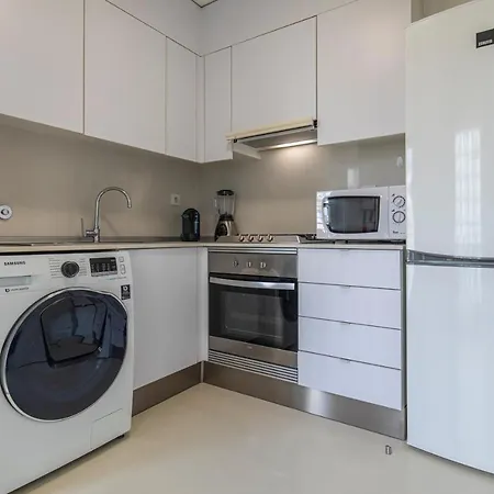 1bdr Flat With Balcony & Parking By Lovelystay * ליסבון
