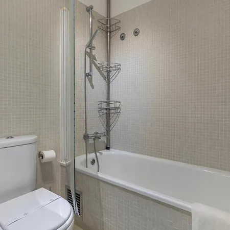 Bright & Comfy Flat In By Lovelystay *