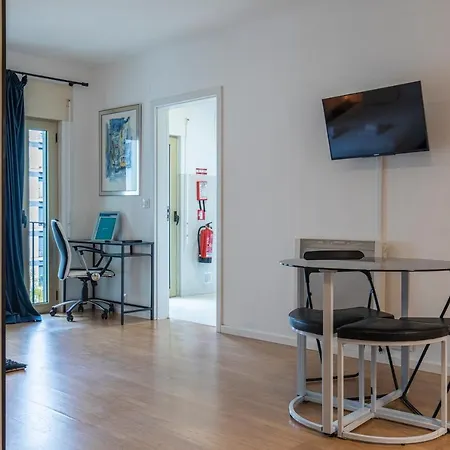 Bright & Comfy Flat In By Lovelystay *