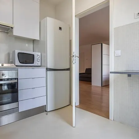 1bdr Flat With Balcony & Parking By Lovelystay דירה ליסבון