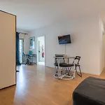 Bright & Comfy Flat In By Lovelystay Daire