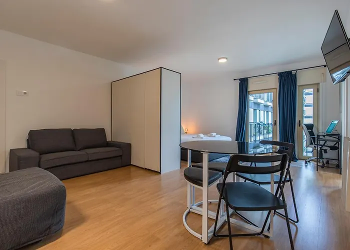 Bright & Comfy Flat In By Lovelystay Апартаменты *