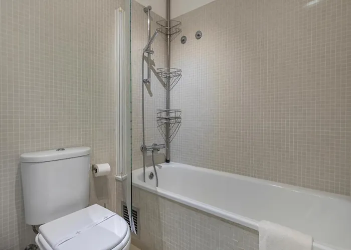 Bright & Comfy Flat In By Lovelystay *