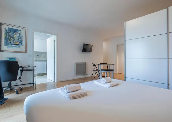 Bright & Comfy Flat In By Lovelystay Апартаменты Лиссабон