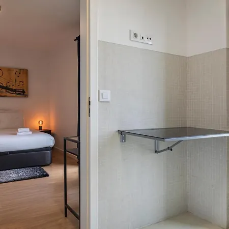 1bdr Flat With Balcony & Parking By Lovelystay *