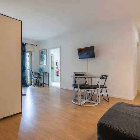 1bdr Flat With Balcony & Parking By Lovelystay Apartamento