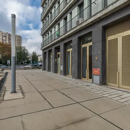 1bdr Flat With Balcony & Parking By Lovelystay *